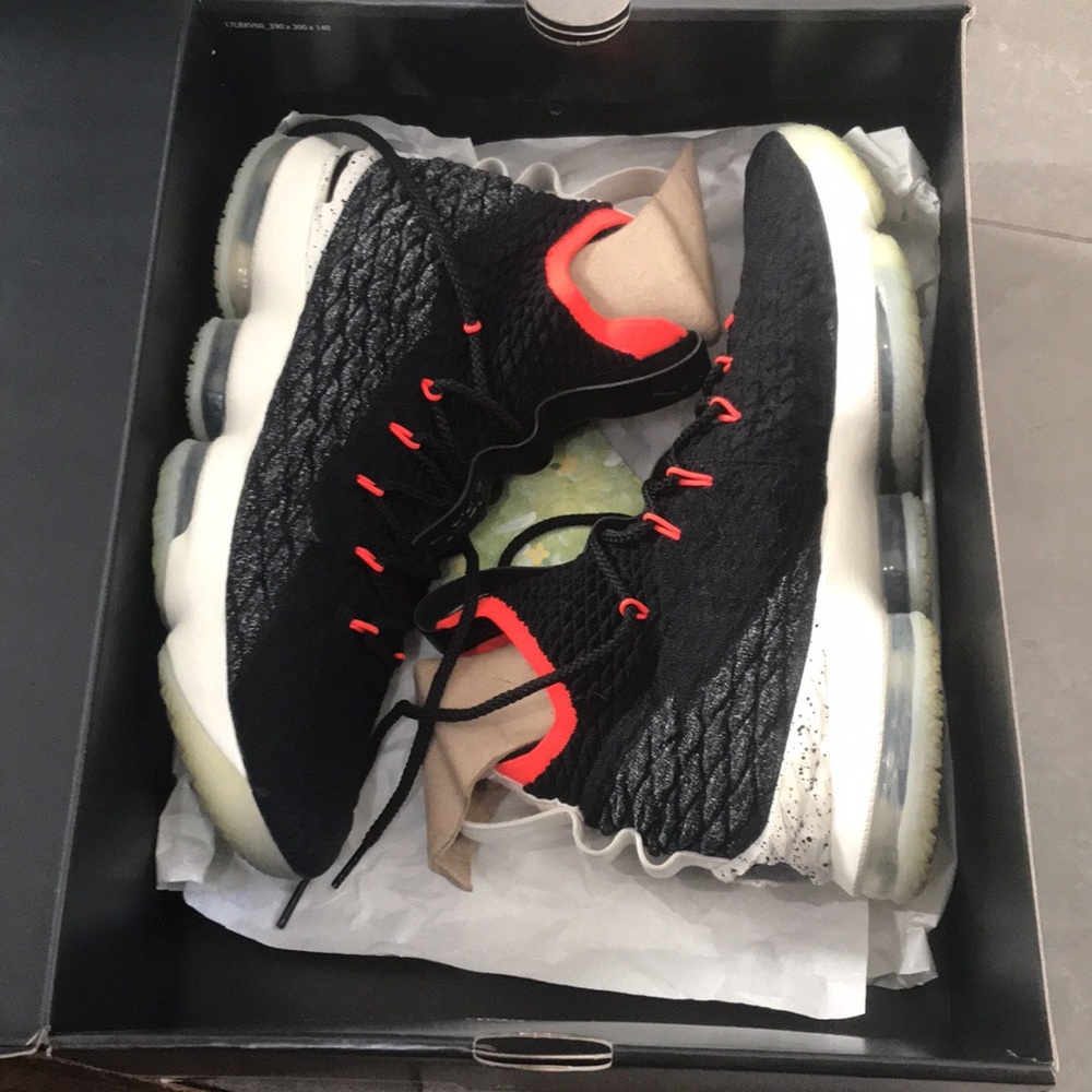 Nike Lebron 15s shoes